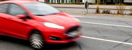 Auto fährt auf Straße (Foto: Amt für Presse- und Öffentlichkeitsarbeit, Kreis Paderborn)